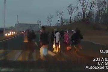 На второй день за рулем устроила массовое ДТП с пешеходами: видео